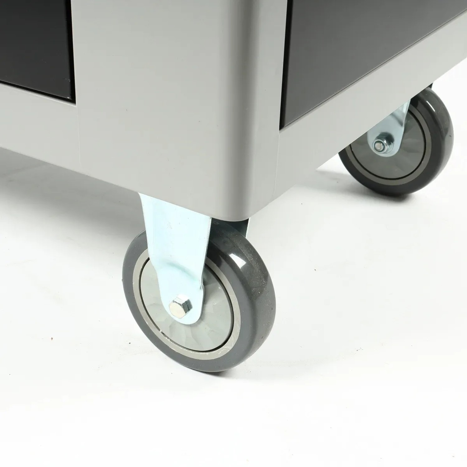 Detailaufnahme der Rollen des Mephisto Werkzeugwagens. Robuste, kugelgelagerte Räder für hohe Mobilität.