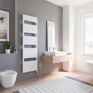 Steckerfertiger, weißer Schulte Badheizkörper Turin mit Heizstab im modernen Badezimmer.