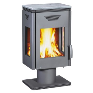 Grauer Wamsler Trion Kaminofen aus Stahl, 8 kW Leistung, mit brennendem Holz im Feuerraum.