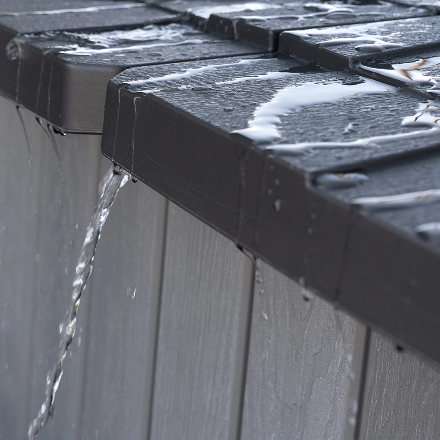 Detailaufnahme: Wasserablauf am Lifetime Gerätehaus Merkur, dunkelgraues Kunststoff-Gartenhaus.