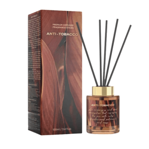 Luxus Raumerfrischer Diffuser mit Holz-Amberduft im Glas, 5 schwarzen Stäbchen und Anti-Tobacco Verpackung.