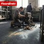 Dunkelgrauer PVC-Bodenbelag in Riffelblech-Optik im Einsatz in einer Werkstatt.