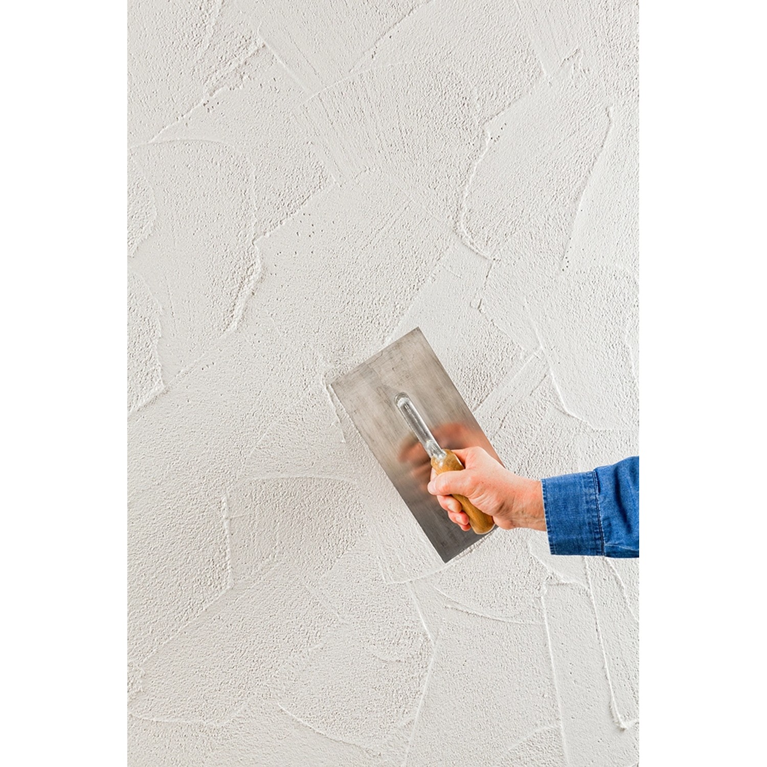 Auftragen von Knauf Diamant Mineralputz (2mm) auf eine Wand mit einer Glättkelle.