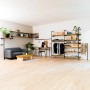 Wohnraum mit Möbeln aus schwarzen Stahlrohren und Regalböden. DIY Möbelbau mit Stahlrohr.