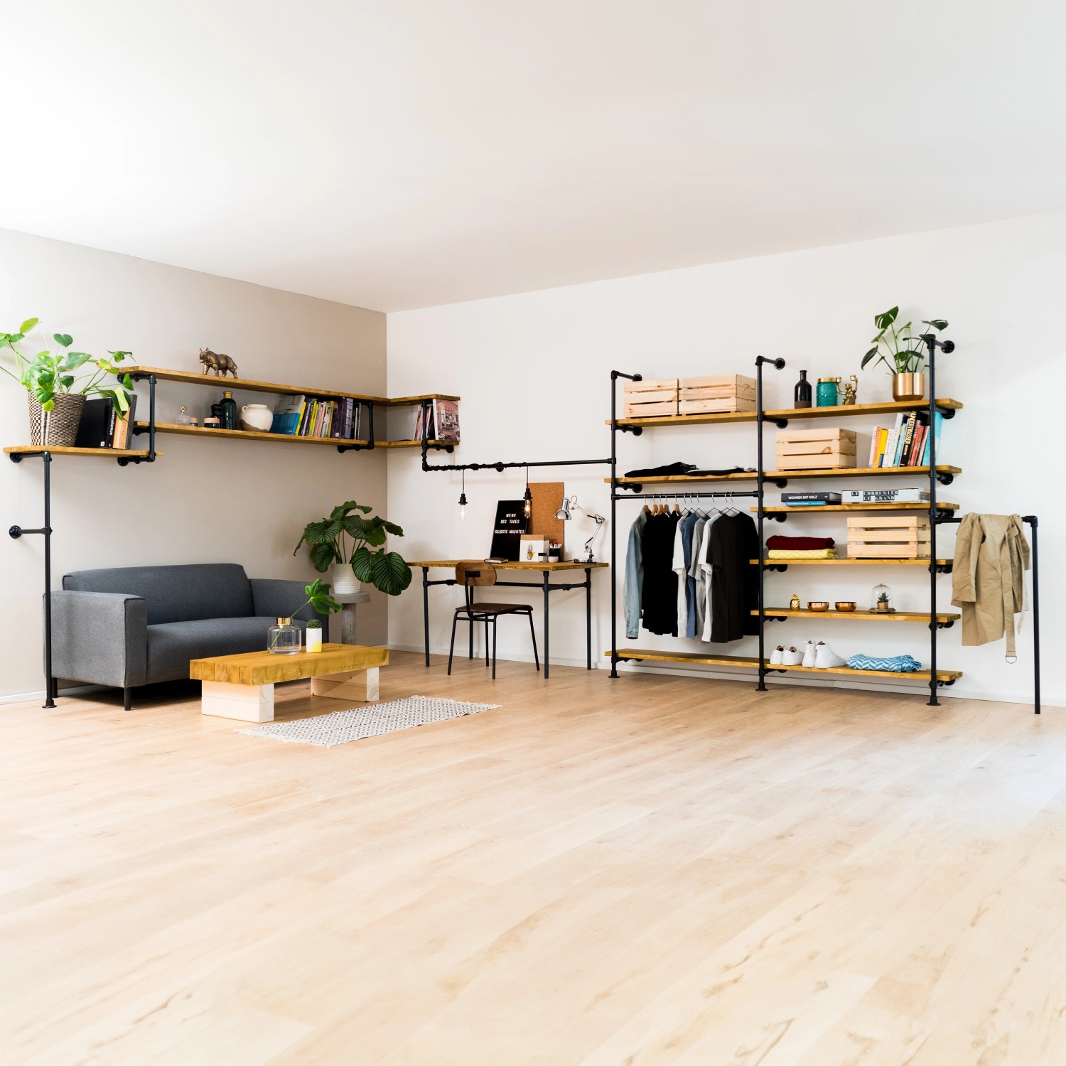 Wohnraum mit Möbeln aus schwarzen Stahlrohren und Regalböden. DIY Möbelbau mit Stahlrohr.