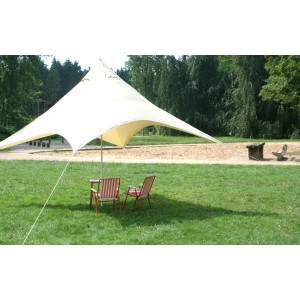 Sandfarbenes Floracord Camping Sonnensegel Pyramide 400x400 cm im Garten.