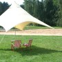 Sandfarbenes Floracord Camping Sonnensegel Pyramide 400x400 cm im Garten.