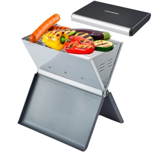Steinborg Klappgrill SB-8160 mit Gemüse und Wurst auf dem Grillrost, zusammengeklappt im Hintergrund.