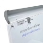 Detailaufnahme: KARAT Flipchart mit verstellbaren Papierhaken für flexible Präsentationen.