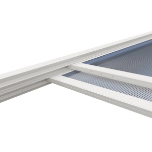 Vente-unique Anlehnpergola Izeda weiß: Detail Aluminiumrahmen und Polycarbonat-Schiebedach.