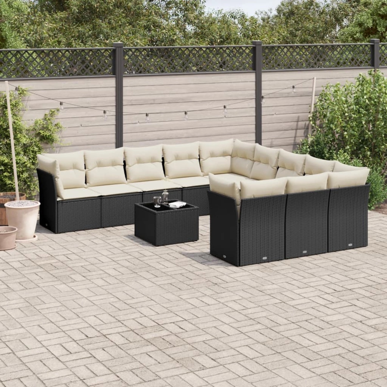Schwarze 12-tlg. vidaXL Garten-Sofagarnitur aus Rattan mit cremefarbenen Kissen und Tisch.
