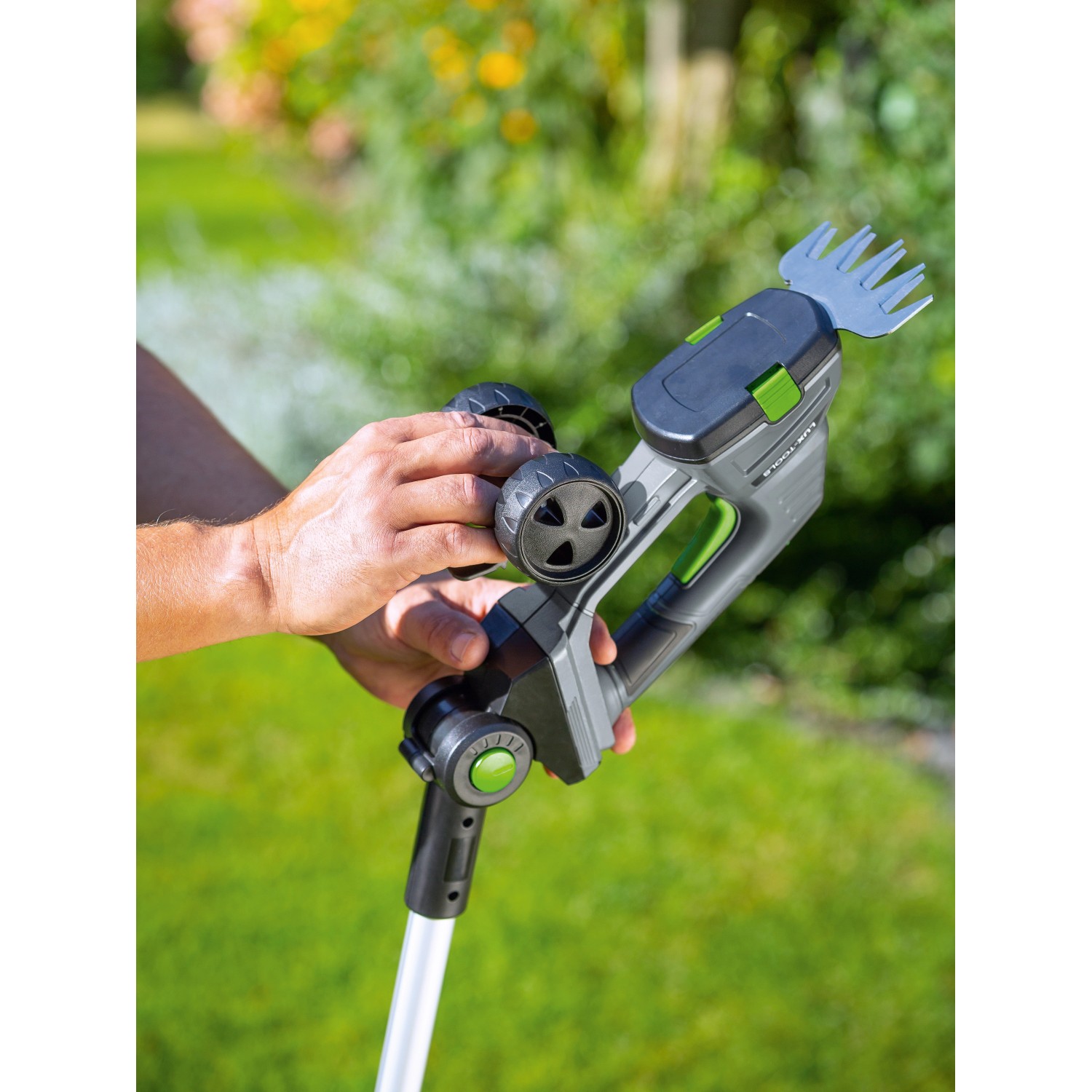 LUX Akku-Grasscheren-Set mit Teleskopstiel und Radsatz in Nutzung.