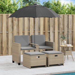 Beiges 2-Sitzer Gartensofa mit Sonnenschirm und Hockern aus Poly-Rattan.