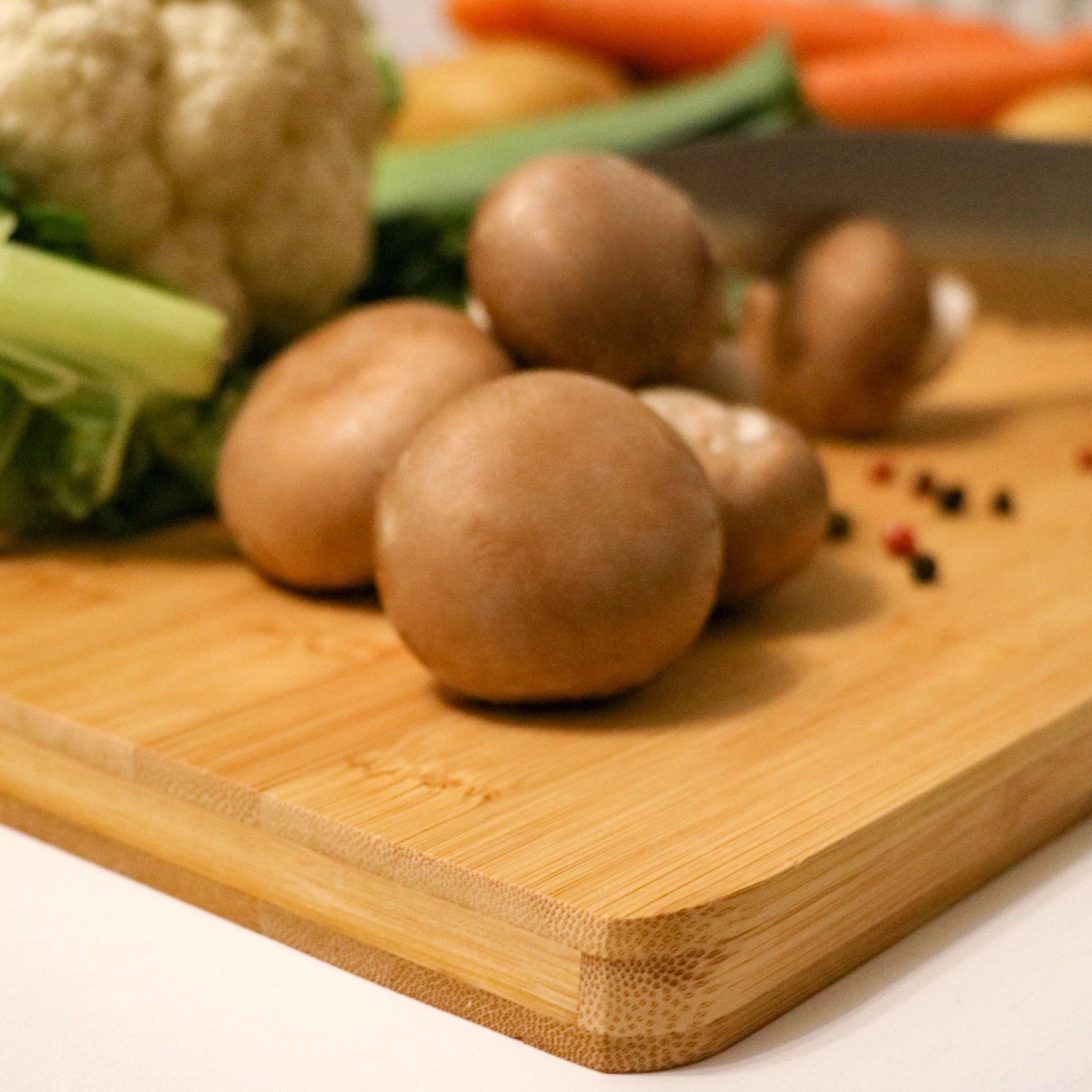 XL Schneidebrett aus Bambus mit Gemüse und Pilzen. Küchenhelfer zum Schneiden und Servieren.