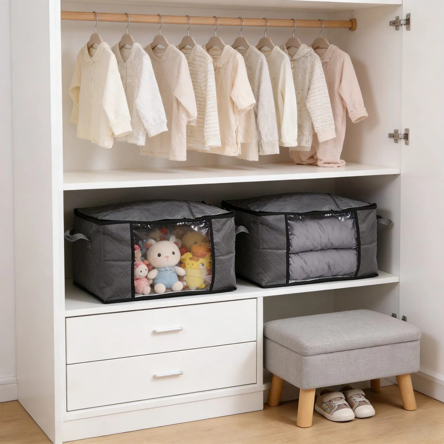 Graue faltbare Aufbewahrungsboxen mit Sichtfenster und Griffen im Kleiderschrank, gefüllt mit Spielzeug und Textilien.