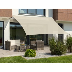 Rechteckiges, naturfarbenes Schneider Sonnensegel Teneriffa (500x360cm) über einer Terrasse mit Gartenmöbeln.