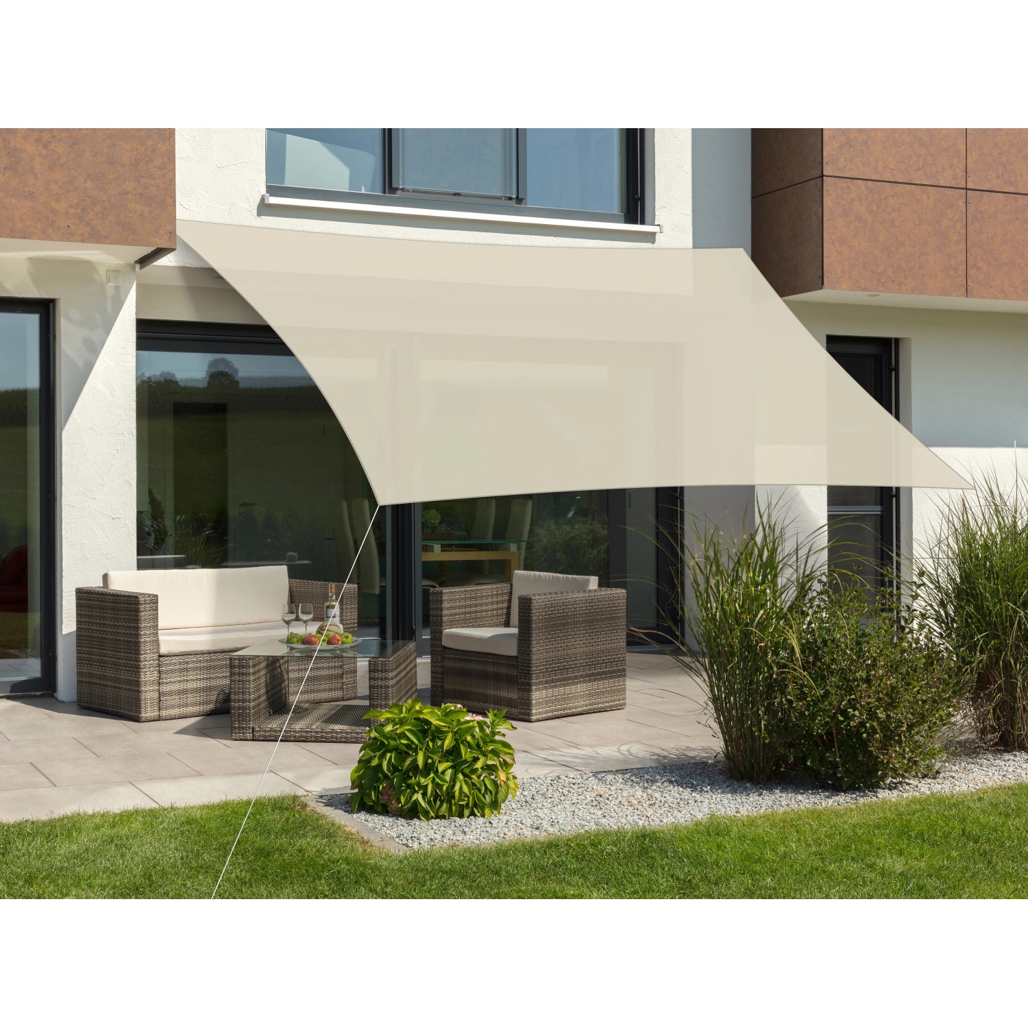 Rechteckiges, naturfarbenes Schneider Sonnensegel Teneriffa (500x360cm) über einer Terrasse mit Gartenmöbeln.