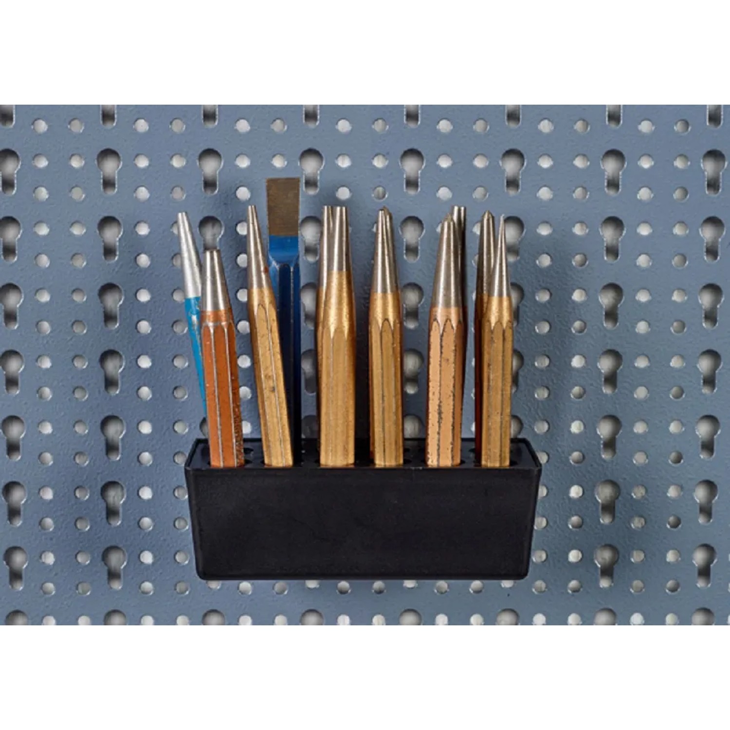 Küpper Systemhalter-Box mit Werkzeugen an Lochwand. Werkzeugaufbewahrung für Ordnung.