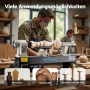 Mann drechselt Holz auf Wiltec Drechselbank 370W. Beispiele: Holzvase, Geschirr, Kerzenständer. Vielseitige Holzarbeiten.