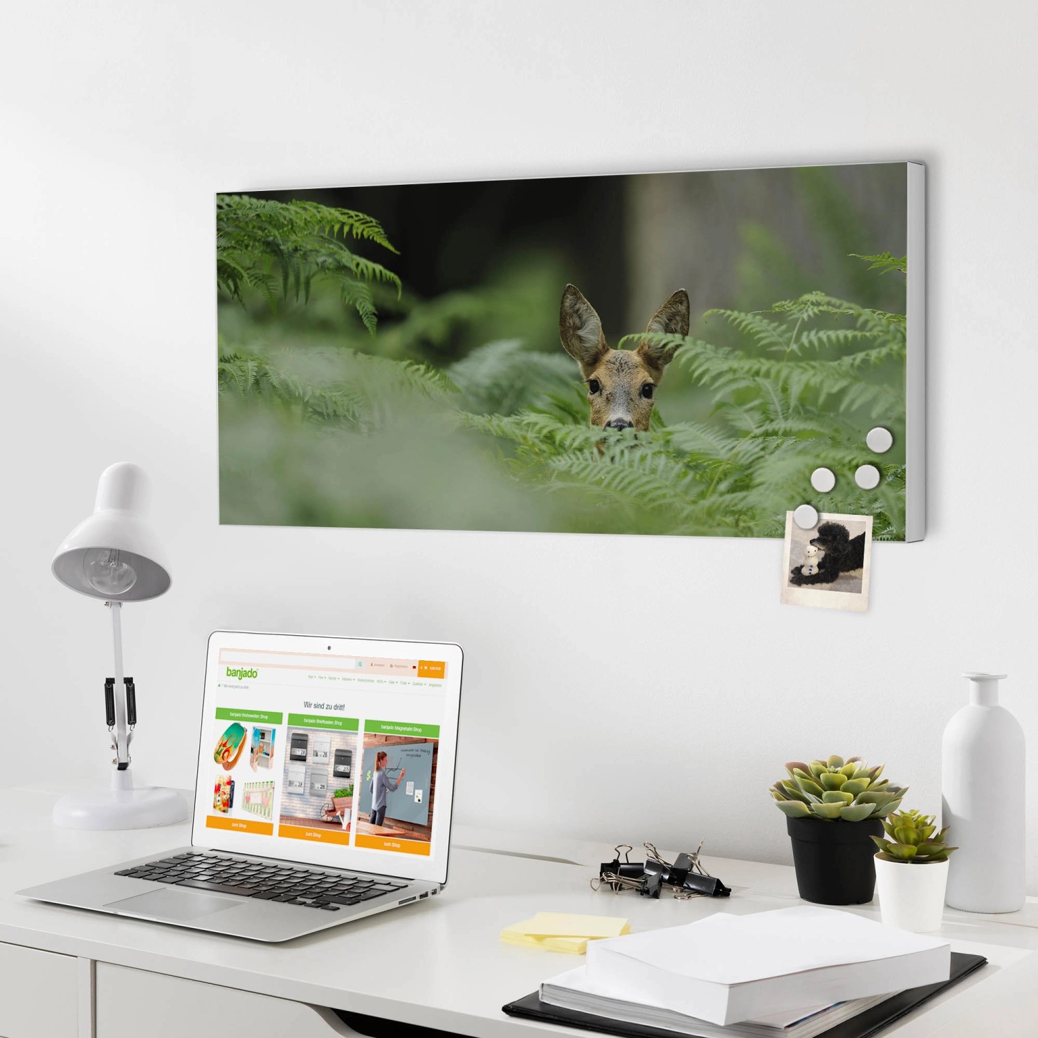 Weiße Magnettafel 78x37cm mit Reh-Motiv als Wanddekoration inklusive Magnete.