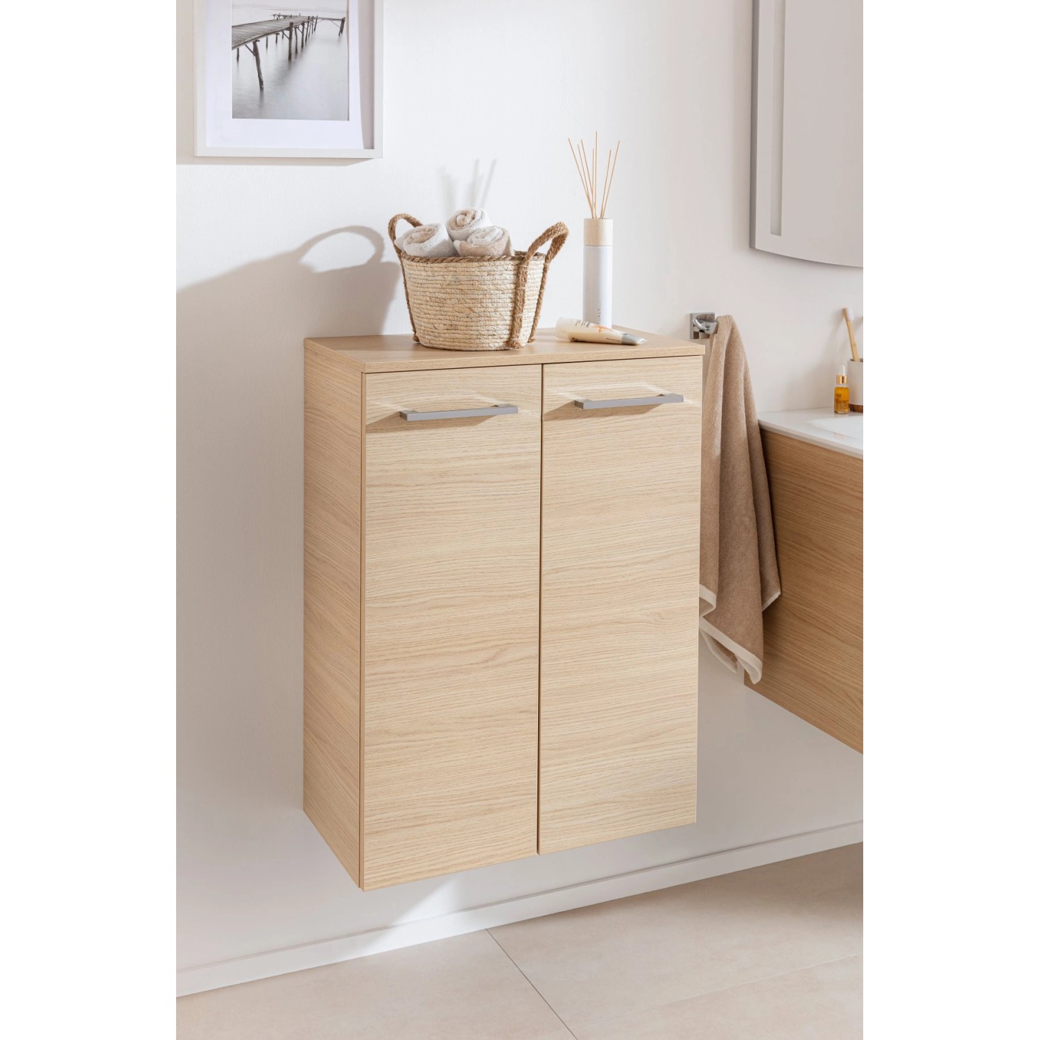 Fackelmann Bad-Hängeschrank B.Style in Sandeiche, 60 cm breit, mit zwei Türen und silbernen Griffen.