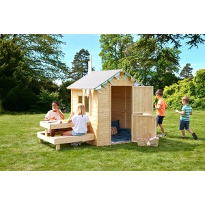 Soulet Kinderspielhaus Tiana mit Picknicktisch im Garten, für Kinder von 3-12 Jahren.