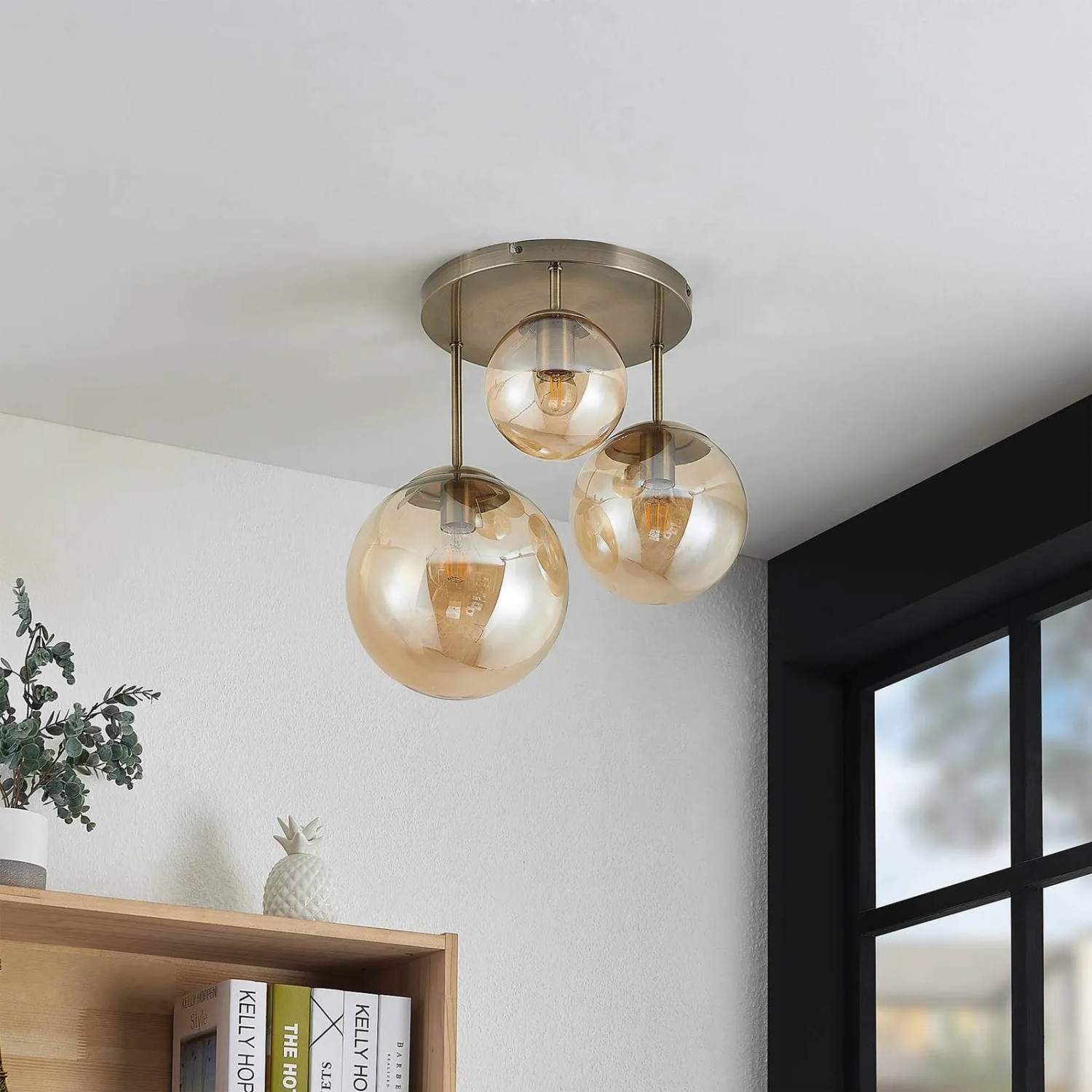 Moderne Lindby Deckenlampe Teeja mit 3 creme-farbenen Glaskugeln für Wohnzimmer.