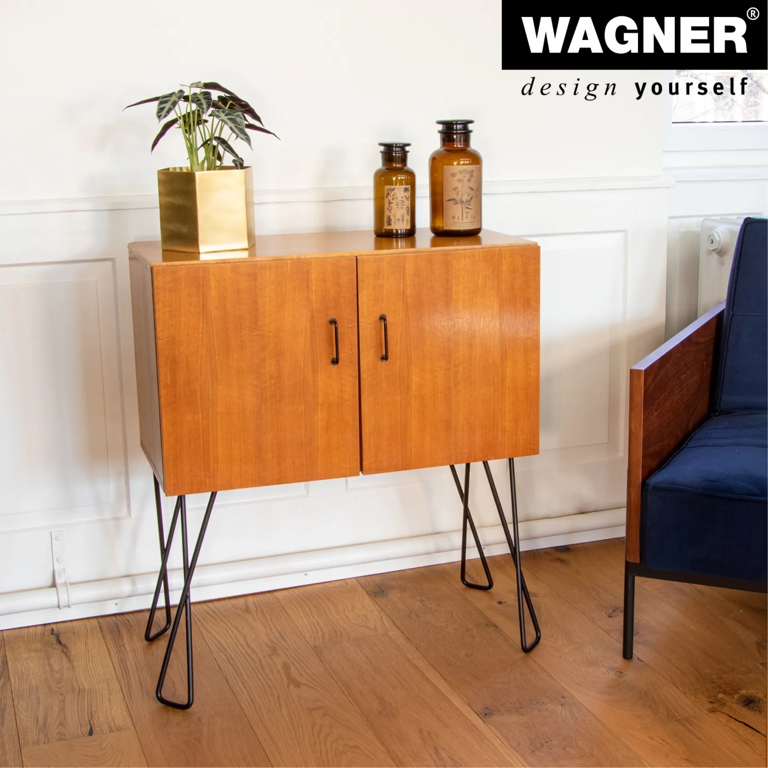 Schrank mit hellgrauen Wagner Hairpin Twist Möbelbeinen (71 cm) im Mid-Century-Stil.