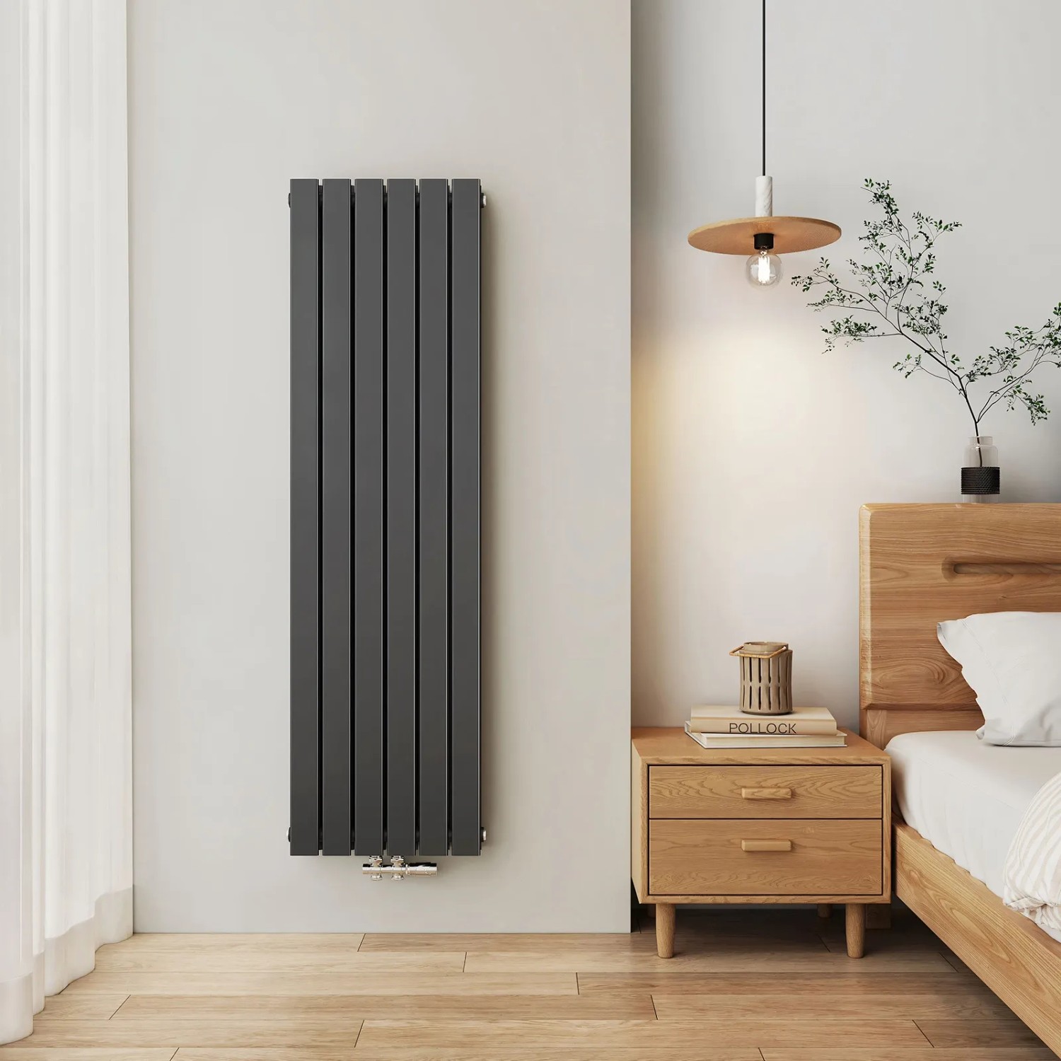 Anthrazitfarbener Emke Heizkörper, 160x46cm, flaches Design, doppellagig im Schlafzimmer.