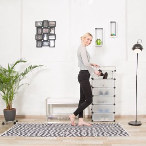 Frau stellt Schuhe in weißen Relaxdays Schuhschrank mit 6 Fächern aus Kunststoff/Metall. Praktisches Stecksystem für Flur.