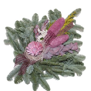 Grabstrauß Nobilis, 60 cm, Brombeere: Gesteck mit Tanne, Deko-Blumen und Schriftzug "Zum Gedenken".