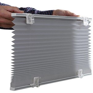 Graues Gardinia Dachfenster-Plissee 95,3x100cm mit Saugnäpfen, geeignet für Velux Fenster.