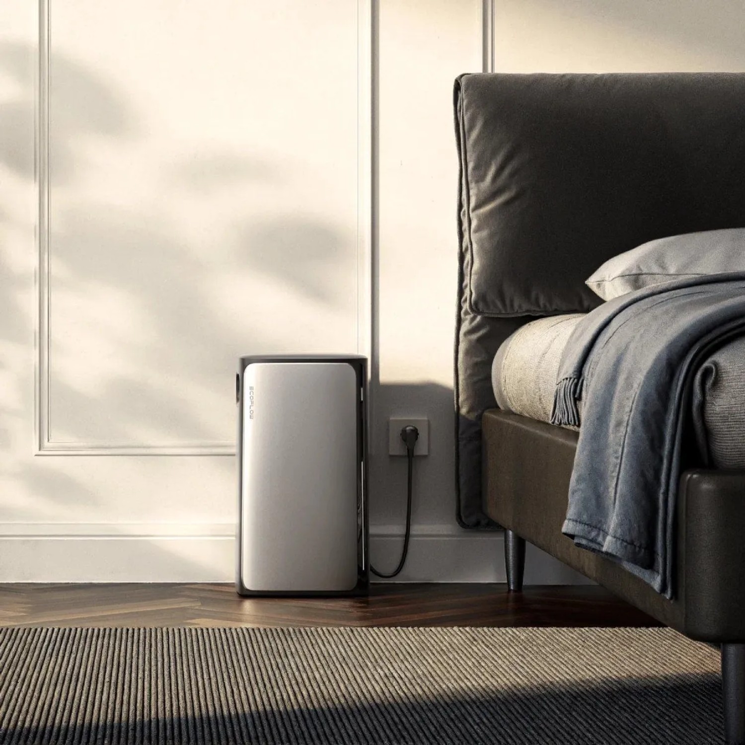 EcoFlow STREAM Ultra Balkonkraftwerk 1,92kWh Speicher neben einem Bett, angeschlossen.