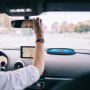 Relaxdays Auto Luftentfeuchter Kissen, schwarz-blau, auf dem Armaturenbrett im Auto.
