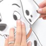 Anbringen des Komar Wandstickers Best of Friends mit Dalmatiner Motiv, Wanddekoration.