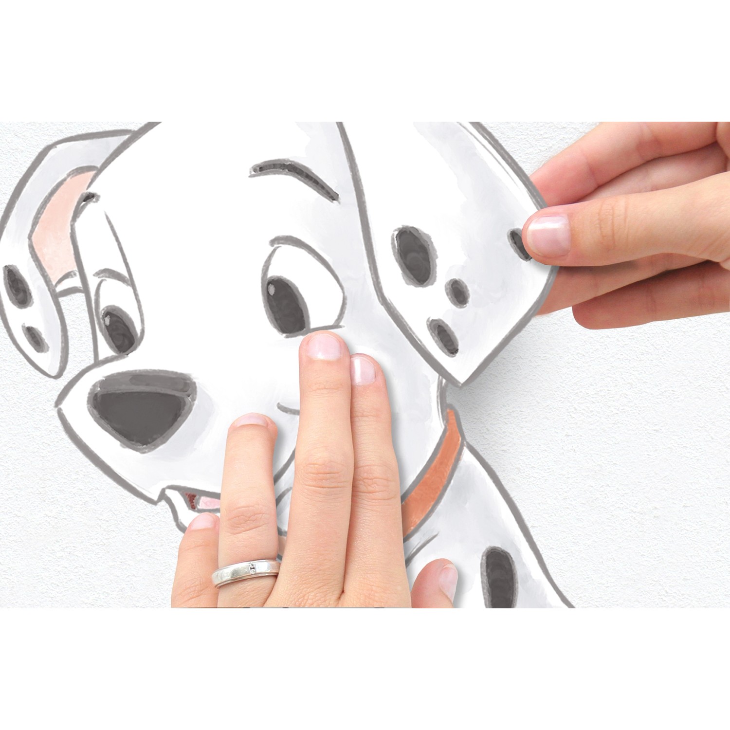 Anbringen des Komar Wandstickers Best of Friends mit Dalmatiner Motiv, Wanddekoration.