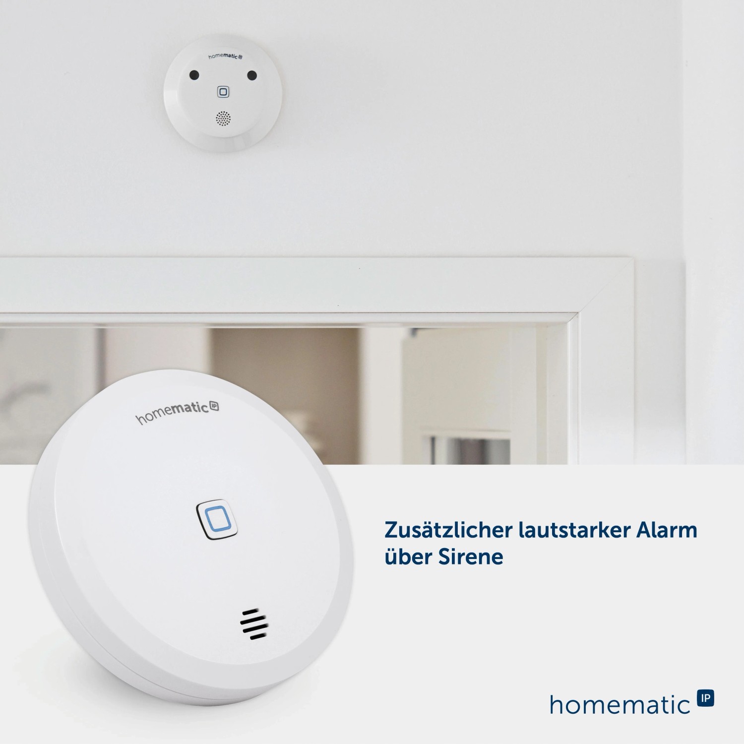 Homematic IP Smart Home Sirene und Rauchmelder an weißer Wand. Hausautomation Alarm bei Wasserschäden.