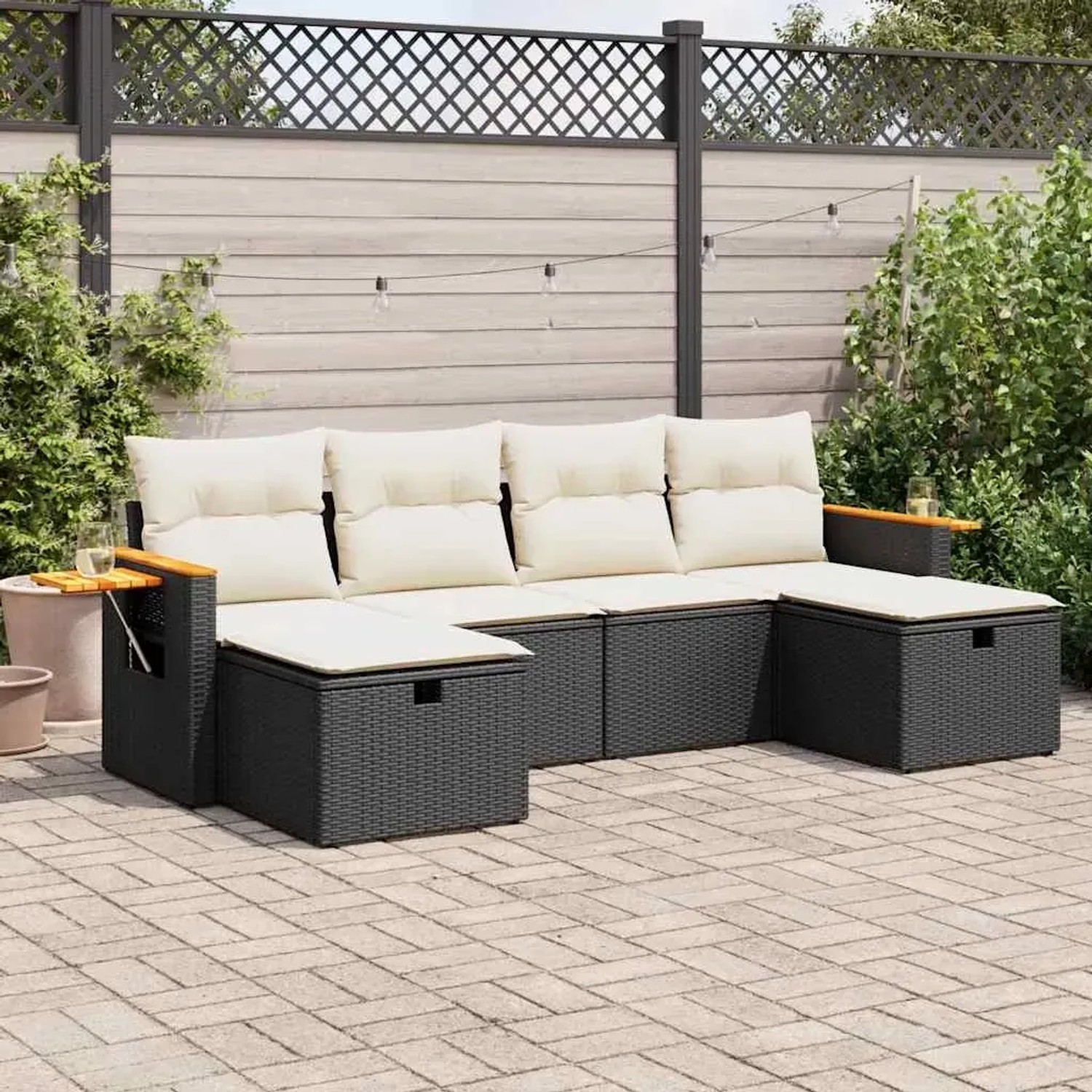 Schwarze 6-teilige Garten-Sofagarnitur aus Rattan mit cremefarbenen Kissen.