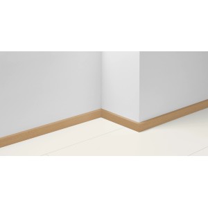 Parador Sockelleiste SL 3 D078 Eiche, 220cm, an weißer Wand und Boden befestigt.