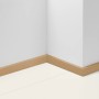 Parador Sockelleiste SL 3 D078 Eiche, 220cm, an weißer Wand und Boden befestigt.