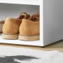 Detailansicht: Weiße Schuhbank mit Schuhen im Fach. Schuhschrank für Flur und Diele.