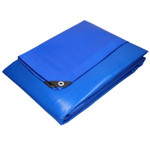 Blaue, wasserdichte PE-Abdeckplane mit Alu-Ösen, gefaltet. Robustes Abdeckmaterial für vielseitigen Schutz.
