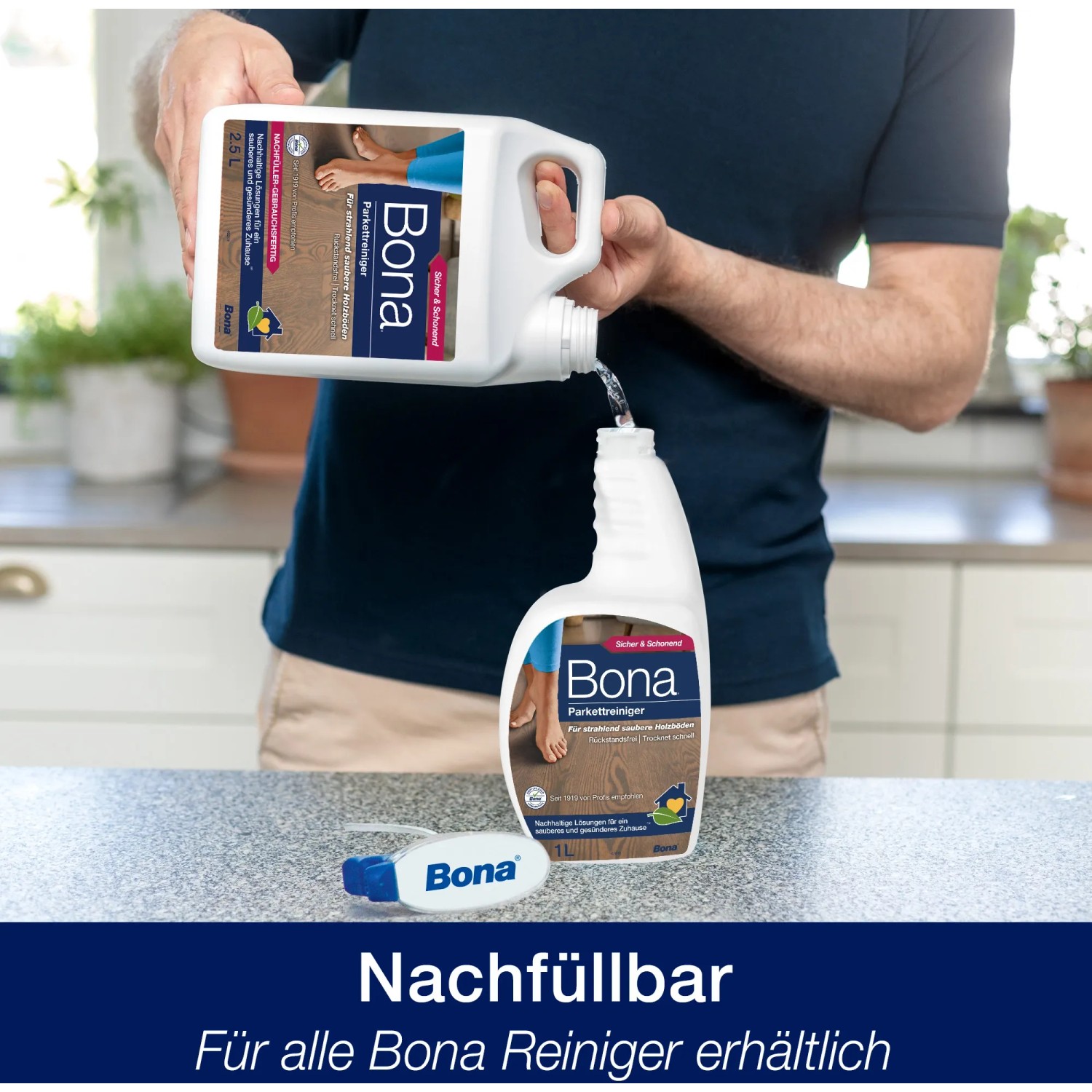 Bona Parkettreiniger Nachfüllkanister 2,5l beim Nachfüllen der Sprühflasche.