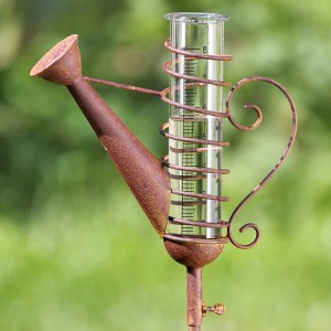 Gartenstab Regenmesser in Kannenform, ca. 121 cm hoch, aus Eisen für die Gartendekoration.