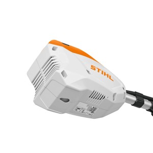 Stihl Akku-Motorsense FSA 80 R, weiß-oranges Motorgehäuse mit Lüftungsschlitzen.