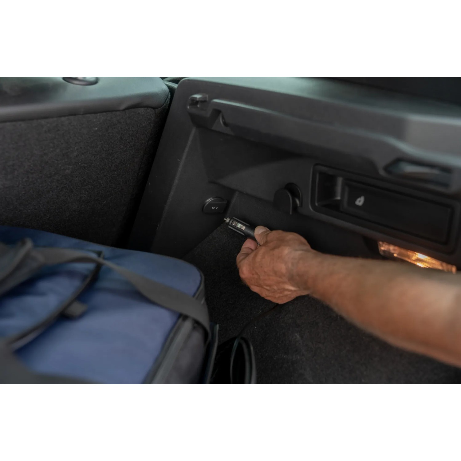 Cartrend Kühltasche blau 30 l im Auto an 12V-Steckdose angeschlossen.