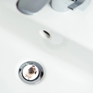 Sanilo Waschbeckenstöpsel mit Mops-Motiv im weißen Waschbecken.