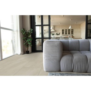 Check One Click-Vinylboden Insbach Marmorsand im Wohnraum mit grauem Sofa und Fenster.