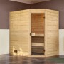Weka Massivholzsauna Valida Eck mit Glastür und Saunaofen im Badezimmer.