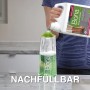 Bona Stein-, Fliesen- und Laminatreiniger wird in eine Kartusche nachgefüllt.
